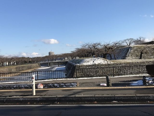 �所�ʂ���̃V���b�g_�ܗŊs����