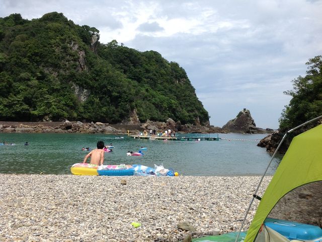 日陰がないので、テントやパラソルがあると便利_くじら浜海水浴場
