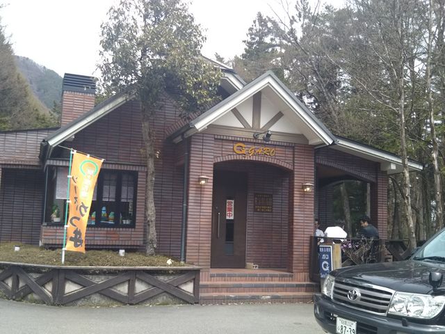 �J�t�F���̓X�܊O�ρB_�H���E�i���K��