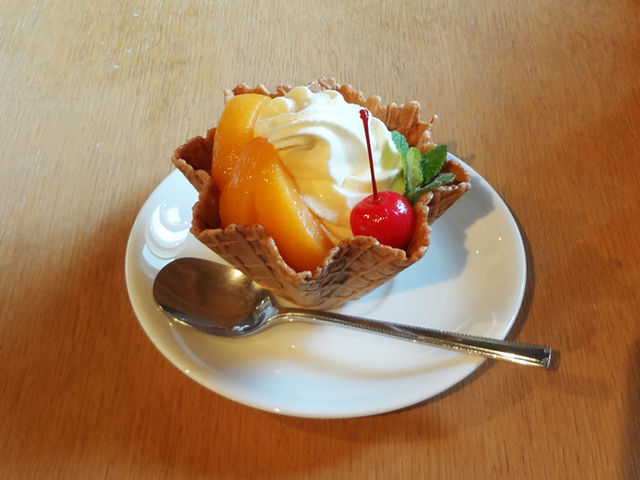 �����H�ׂ��A�J�t�F�́u�т�\�t�g�v_���̉w�Ƃ݂�����f��y��