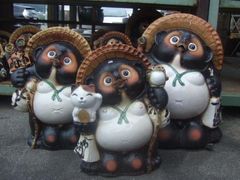 ◇信楽焼 笠と藁草履を下げた可愛いたぬきさん 置物 高さ約30㎝ ②