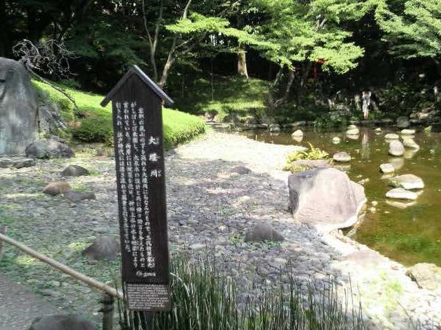 �Â��Ȑ�ʂɑ召�̐΂��z�u����Ă��ĂȂ��Ȃ��������܂����B_�剁��(���ΐ��y��)