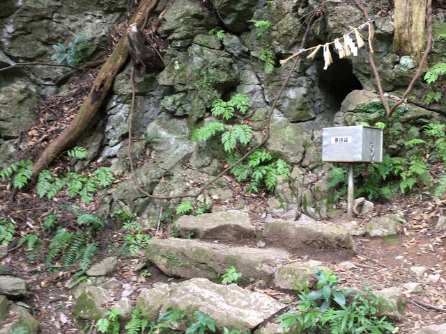 �ׂ��R����o�����Ƃ���̊�˂ŁA����ɂ͉��ɂ�����܂���B
_�V�̊��