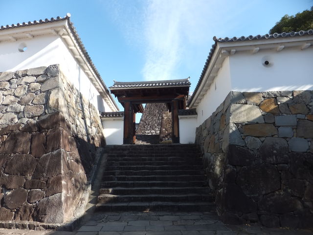 ����ڎw���ĊK�i��o��܂��B_�b�{���