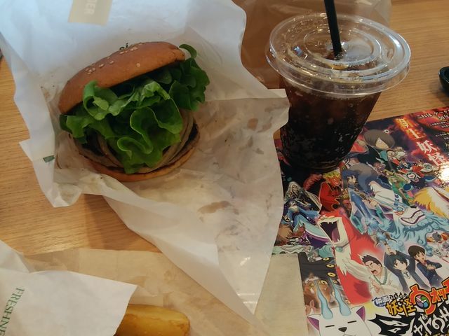 ԂȂAɂĂAoYۂłB_tbVlXo[K[ V΋`XiFRESHNESS BURGERj