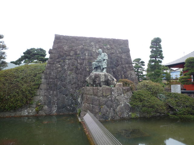 �~���T��