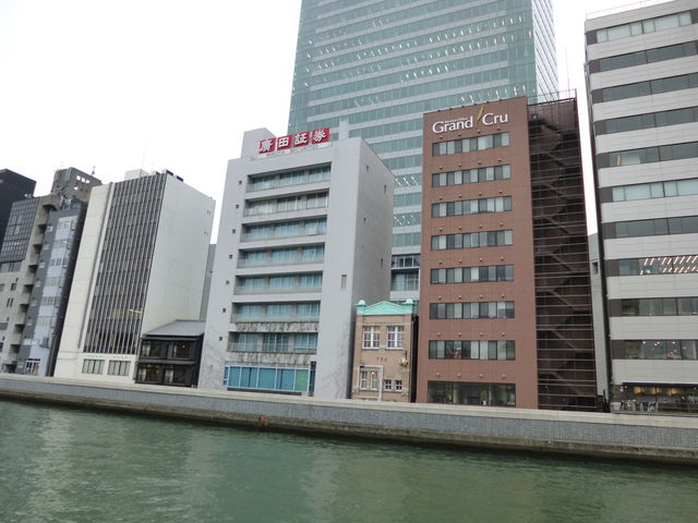 �ӂ��̃r���ɋ��܂ꂽ�����ȃr���ł�_�k�l���g���r���a���O