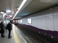 �g�����\����̑��s��ʋǒJ�����V�����w�ւ̓��e�ʐ^1