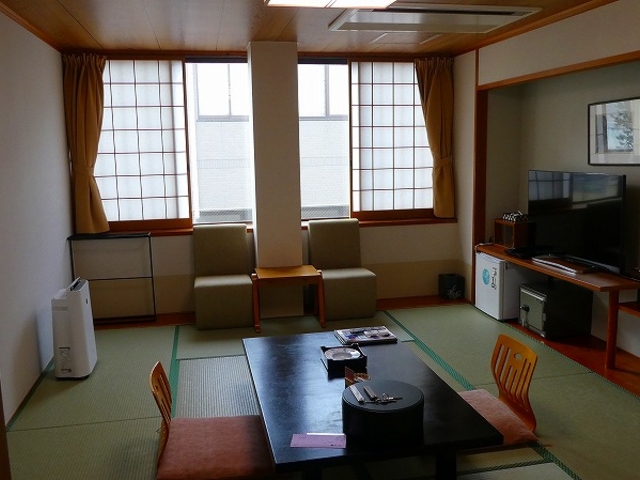 �R�����E���s�E����� ���̊O�ׂ͗̃z�e���̏]�ƈ��h�ɁI_�͂�����@���҂��̏h�@�����