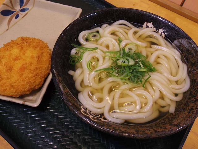 かけうどん、コロッケ_はなまるうどん ザ・モール周南店