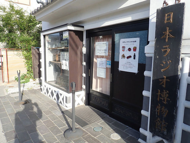 H@݂̃WفiJَԂɒӁj_ȂĒʂ