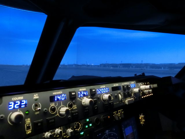 ���̊O�A��`�̗l�q_�_�˃t���C�g�V�~�����[�^�[�Z���^�[�@�e�N�m�o�[�h