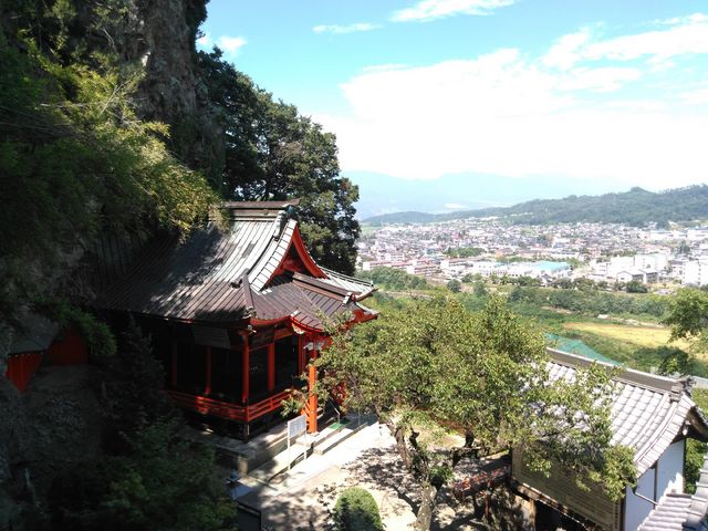 階段を上がる価値があります。_龍洞山宝蔵寺