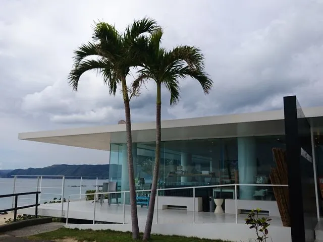 奄美きょら海工房の白い建物と海の景色
