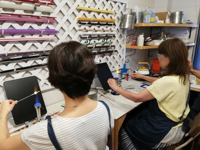 �X�^�b�t������Q�l�ɂP�l�t���Ă����̂ň��S�ł��B�i��x��4�l�ʁj�I�ׂ�K���X�_�̐F���L�x�ł��B_��z�̌��H�[�u�����v