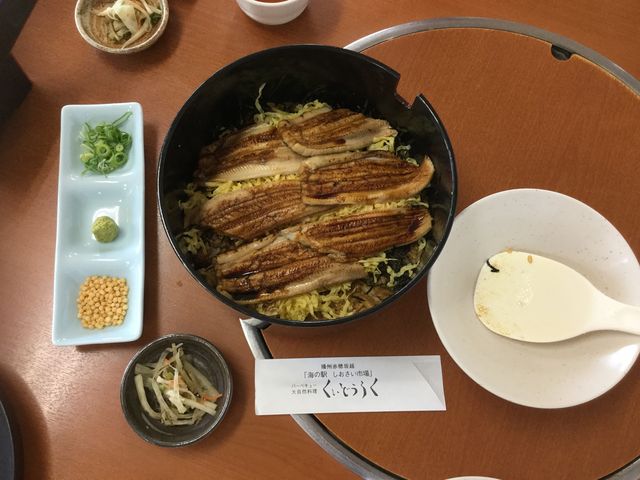 �w�����ǂ��炭�x�̌��q�̂Ђ܂Ԃ��i�ʐ^�͂Q�l�O�j���ЂƂǂ�Ԃ蒃�q���o�Ă��Ăт�����B_�C�̉w���������s��