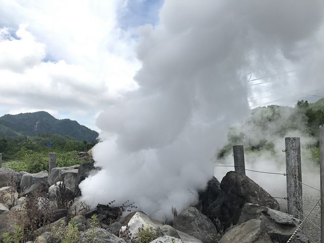 ���E���E�Ɨ������锒��_�F�̓��ق��鉷��