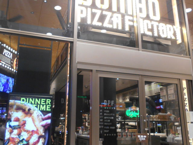񂳂DUMBO _{ PIZZA FACTORY GXp̓eʐ^1