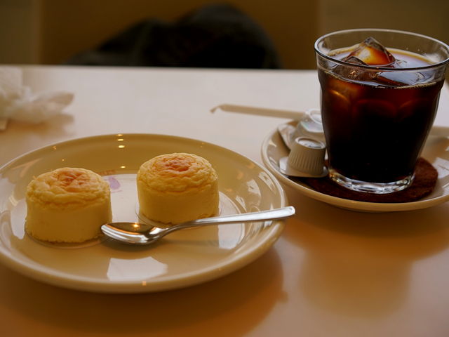 �X���ł̓`�[�Y�I�����b�g��H�ׂ邱�Ƃ��ł��܂��B
������̓v���[���ł��B_�y�C�X�g���[ �X�i�b�t���X ���X�m���ٓX