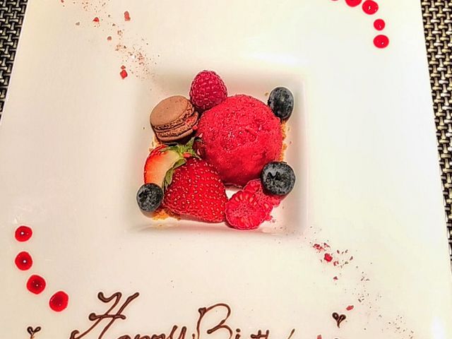 �gappy Birthday�v���[�g�̃T�[�r�X_�N���X�z�e���D�y