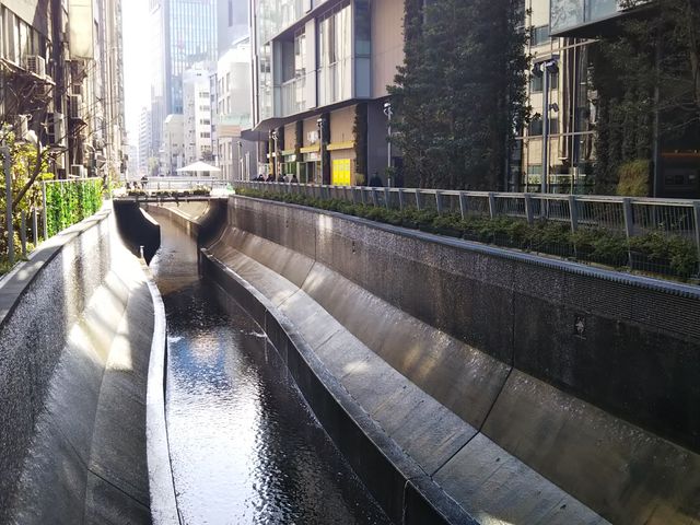 �a�J��������ĉE���ɏa�J�X�g���[��������B_�a�J�X�g���[��