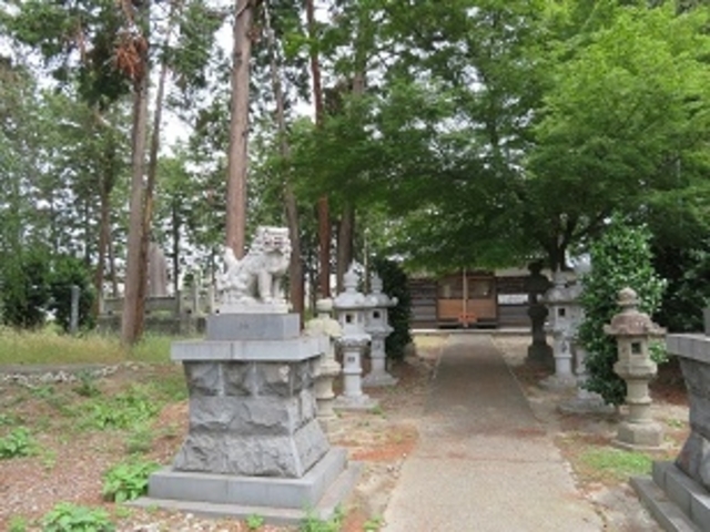 義清神社 館跡石碑(右奥)_義清神社