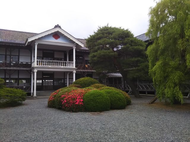 �R�̎��̌`�ɍZ�ɂ�z�u�A���~���́A�Z�p�B_�݂€�̖������E���j������