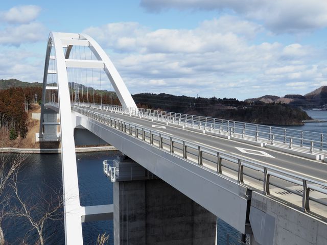 大島大橋（通称：鶴亀大橋）。日本でも有数の大型アーチ橋です。_大島