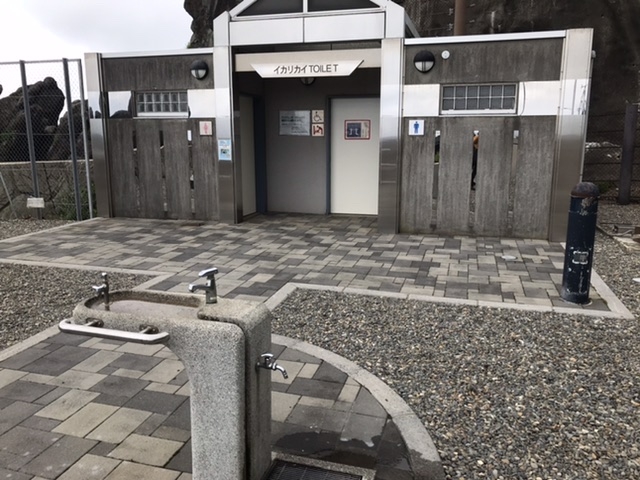 知内町役場に聞いたら、現在はキャンプ場ではないが、トイレ、水道は使えますとのこと。_小谷石海岸キャンプ場