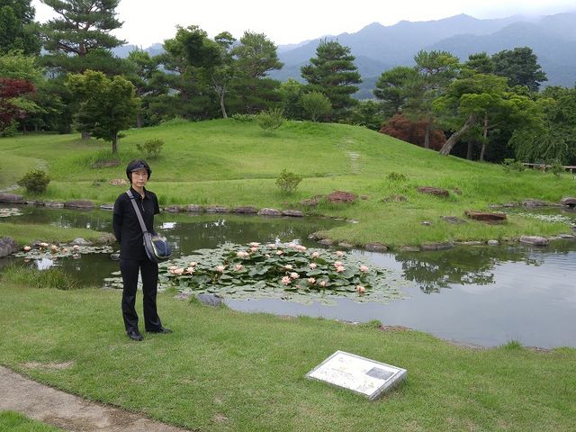 �r�͒��x�@�̉Ԃ̌����ŁA���ӂɋ߂Â��Ƌь�l������������ė���_���w�薼���u�y�R���v