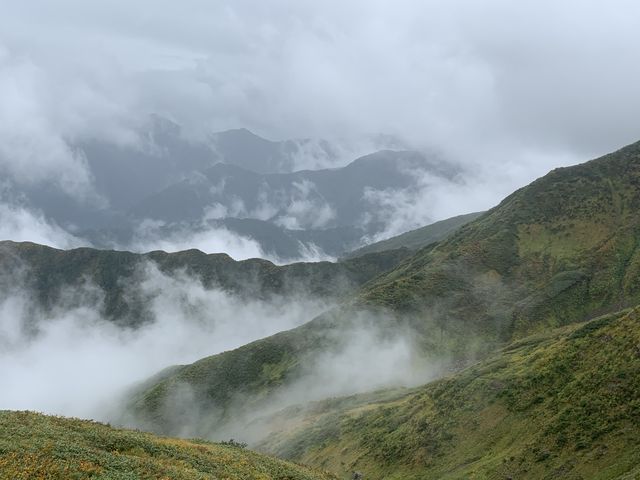 天気はいまひとつでも迫力はある_越後駒ヶ岳・枝折峠登山口