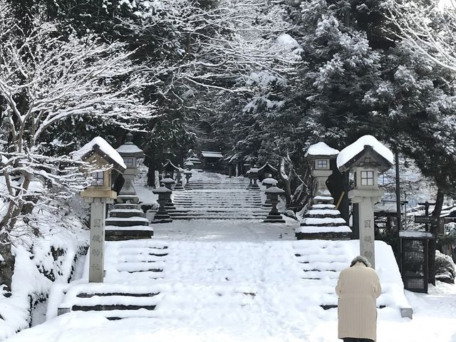 参道入口と地元の御婆ちゃん_日枝神社（岐阜県高山市）