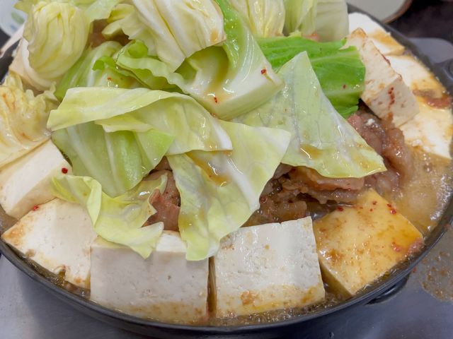 豆腐とキャベツでぐつぐつと焼き上げていきます。
にんにくのタレがたまらない!!_鹿角ホルモンホルモン幸楽