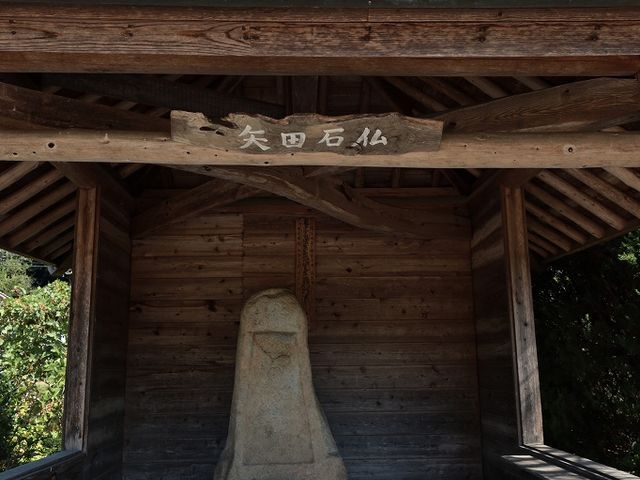 ��E�����Ɍ������r���ɂ���܂��B_��c�̐Ε�