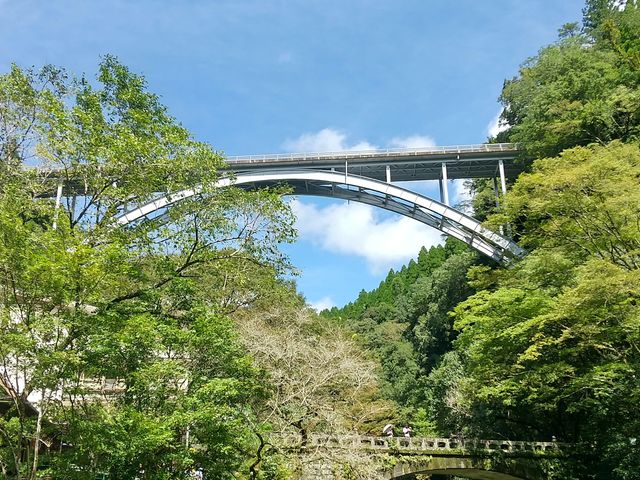 青い空と橋と緑が美しいです♪_高千穂峡