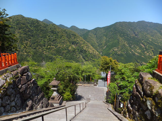 FߒqЂ̐Βi猩GXqRFO̎R̔wɌAƂ̎RB_GXqR