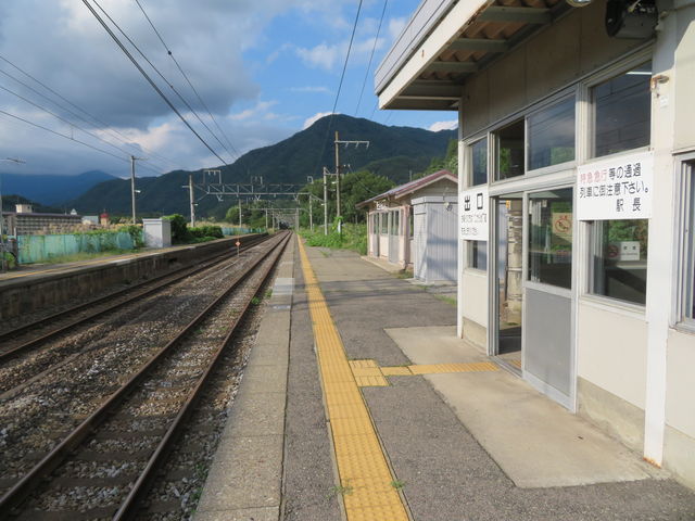 ��q����̌��֌��̏�q�w�@�z�[���͍���ɂ���܂�_�l�C�̑ݐؕ��C�ƒY�ΎR�������̏h�@�C����