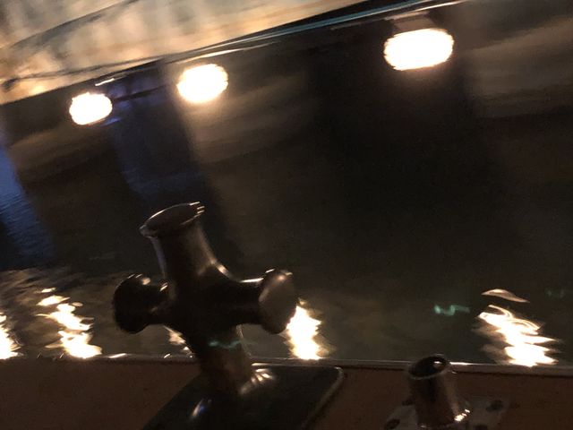 ���ʂɉf��_���M�^�̓N���[�Y