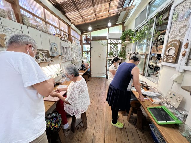 �X���͖��邭�A������i���������񂠂�܂��B_AKI�H�[