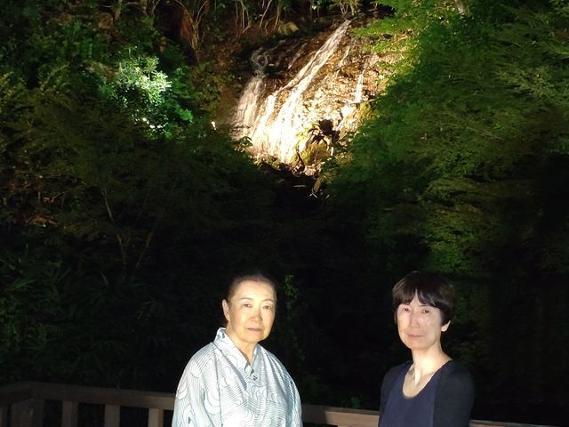 Ί݂ɑꂽV100miނƃCgAbvꂽςĔ_吳ŗtR