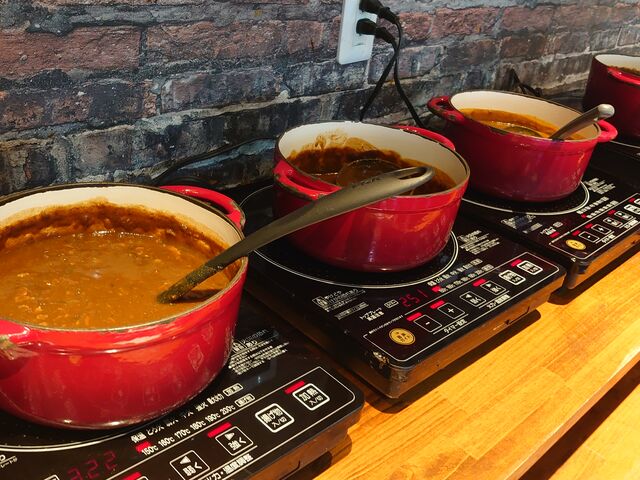 4��ނ̃J���[_�_�C�j���O�l�G��