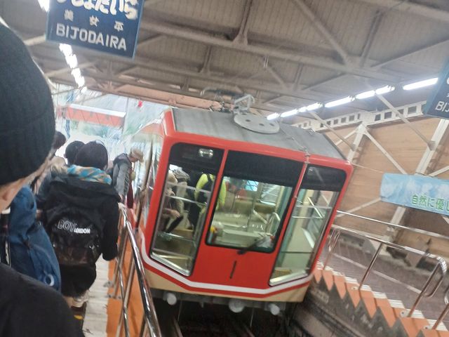 HA lߏ AȂƂ Ō㕔̑m_RAy[gRP[uJ[