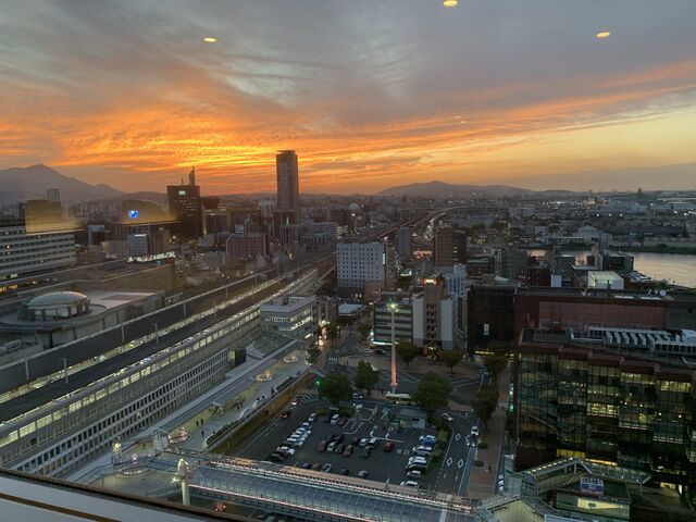 ���q�̊X�̐�i�������܂����B�傫�ȑ��̌i�F�́A�����ɂ���ƊG��̂悤�Ɍ�����A�L���������ł����B_���[�K���C�����z�e�����q