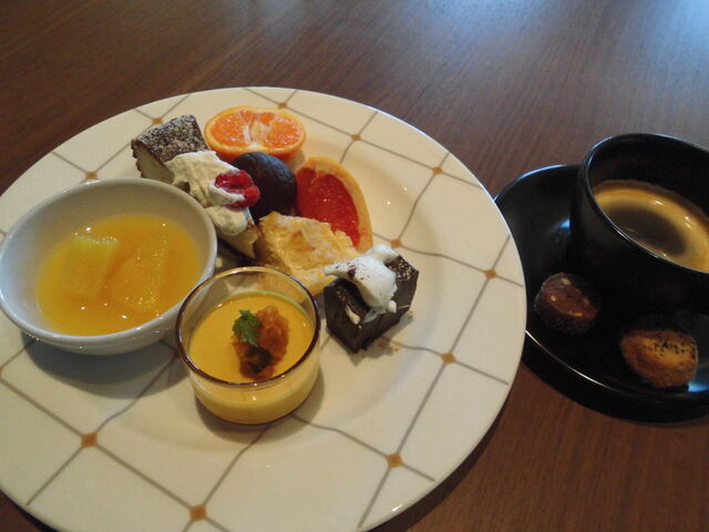 �f�U�[�g�B�Â������A������ł��H�ׂ��܂��B
�R�[�q�[�ɂ̓N�b�L�[���t���Ă��܂����B_�U ���C�����p�[�N�z�e�� �A�C�R�j�b�N ���䓰��