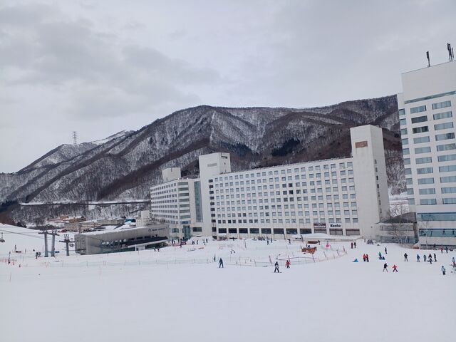 �v�����X�z�e���O�́@�Γx���ɂ��̂ł����A�����㕔�ɍs���Ƌ}�Ζʂ������@�������܂��c_�c��X�L�[��