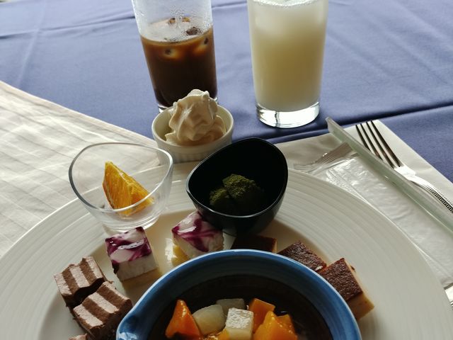 �������J�b�g���ꂽ�P�[�L�ƍō��̌i�F_����N���X�g���z�e��