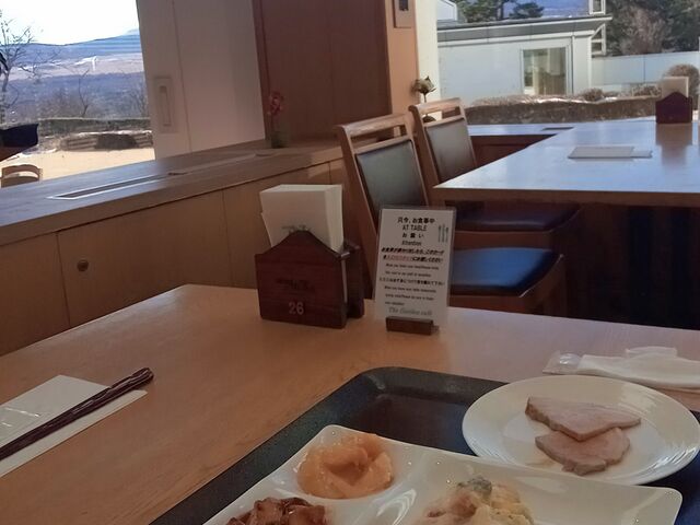 �V�C���ǂ��A�x�m�R�̌����鑋�̋߂��ł����B_�z�e���}�E���g�x�m