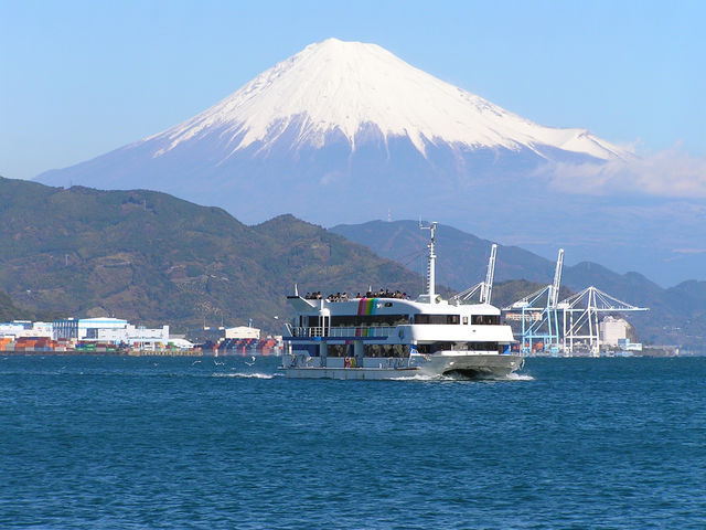富士山を海の特等席で！3階パノラマデッキからの眺めは最高です。_富士山清水みなとクルーズ