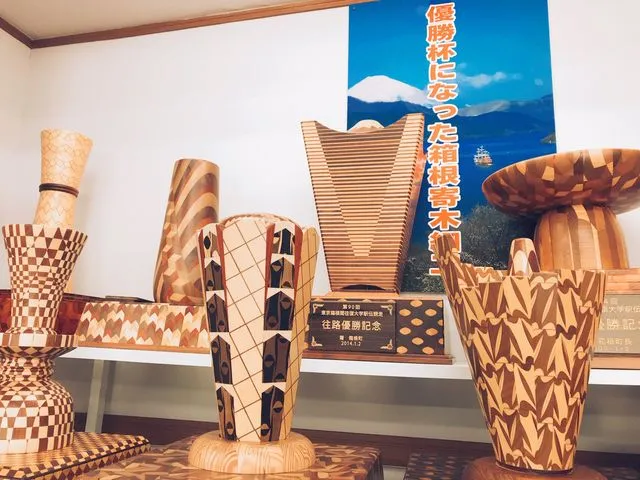 金指ウッドクラフトの寄木細工の優勝杯や作品の展示