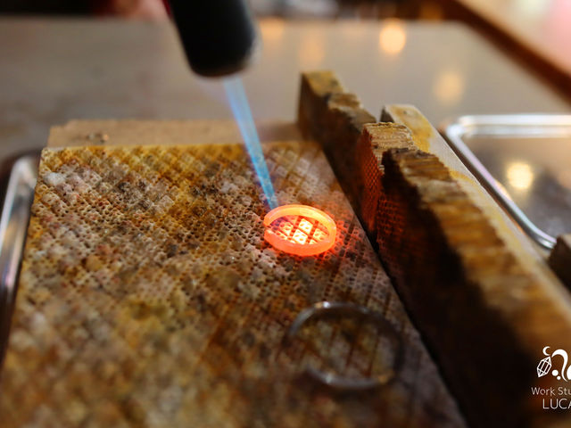 �����O�͂����g�Ńo�[�i�[���g���n�ڂ��s���܂��B_���[�N�X�^�W�I�ډ�